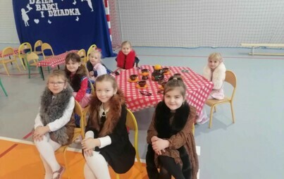 Zdjęcie do DZIEŃ BABCI I DZIADKA W PRZEDSZKOLU
