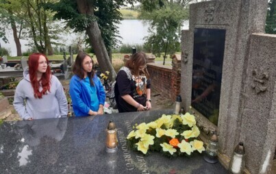 Zdjęcie do UPORZĄDKOWAŁY GROBY PATRON&Oacute;W SZKOŁY