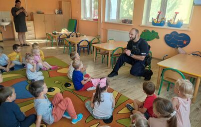 Zdjęcie do PRZEDSZKOLE - SPOTKANIE Z POLICJANTEM